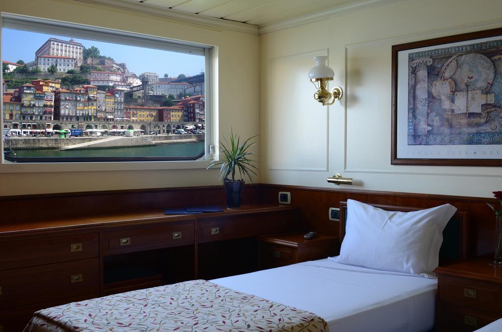 Invicta Ribeira Boat Hotel Porto Exterior photo