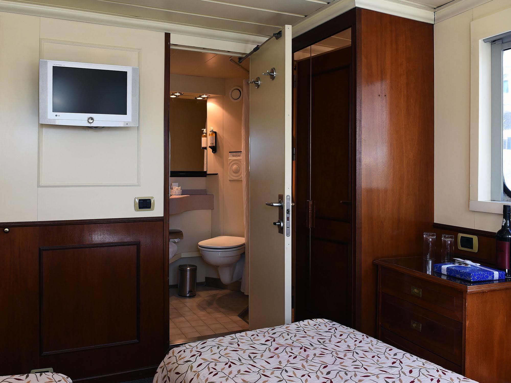 Invicta Ribeira Boat Hotel Porto Exterior photo